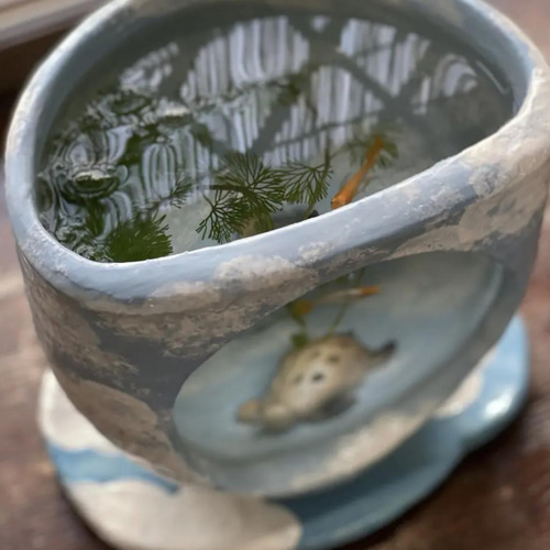 鉢　水漏れ　メダカ　水槽　陶器 メダカが青空を飛ぶ姿を眺められる陶器のガラス窓付き水槽&青空