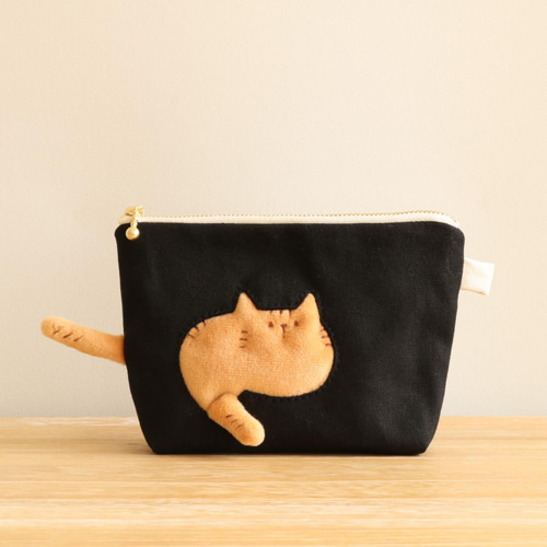 猫のポーチ　本革　手縫い　小物入れ ポーチを通り抜けていく猫のポーチ （茶トラ ブラック 小物入れ