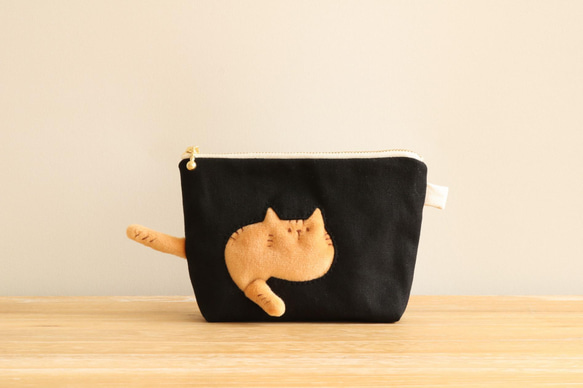 ポーチを通り抜けていく猫のポーチ （茶トラ ブラック 小物入れ