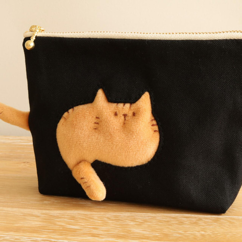 ポーチを通り抜けていく猫のポーチ （茶トラ ブラック 小物入れ