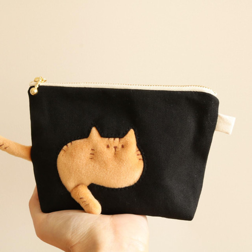 ポーチを通り抜けていく猫のポーチ （茶トラ ブラック 小物入れ