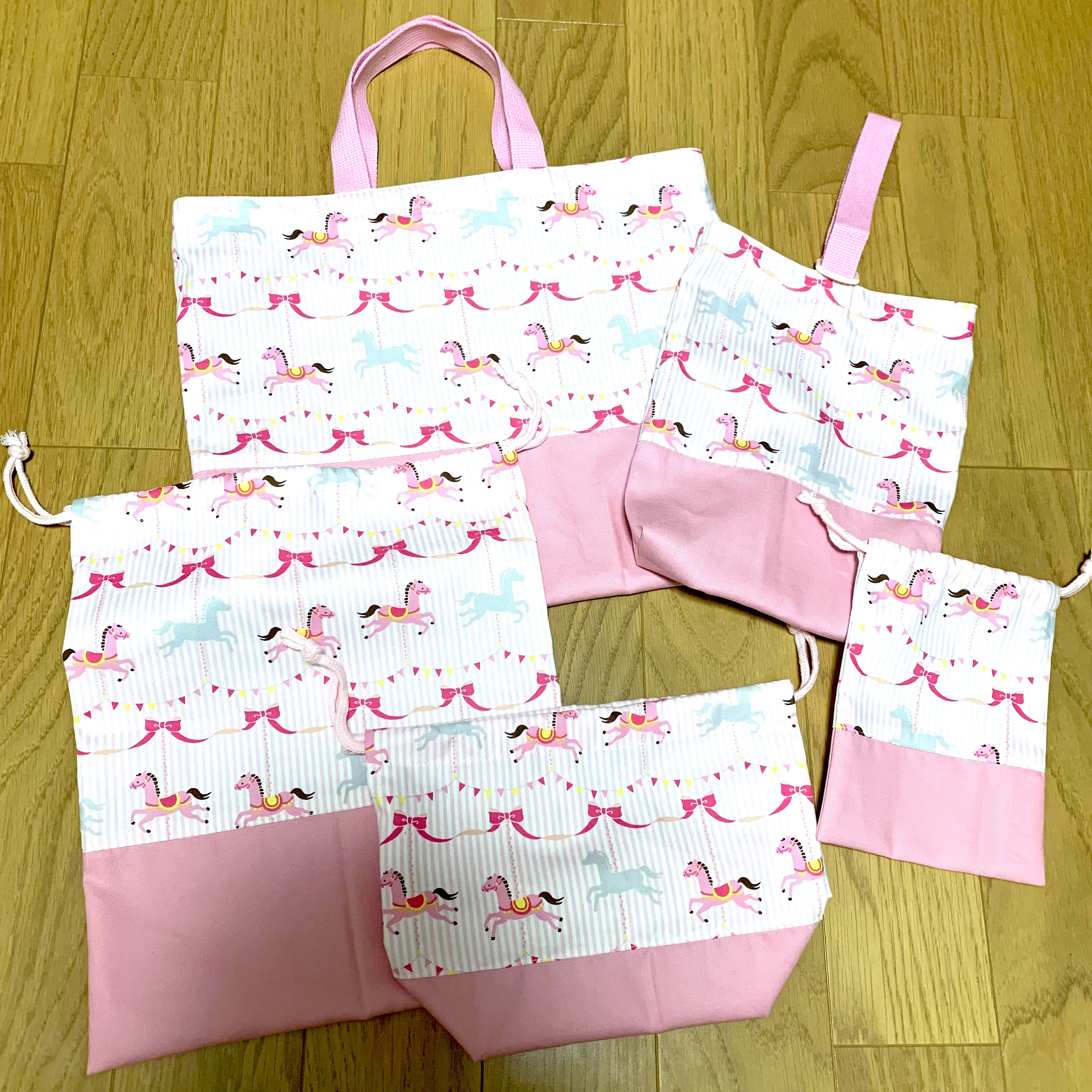 【入園・入学準備】リボン×メリーゴーランド柄　レッスンバッグなど　5点セット