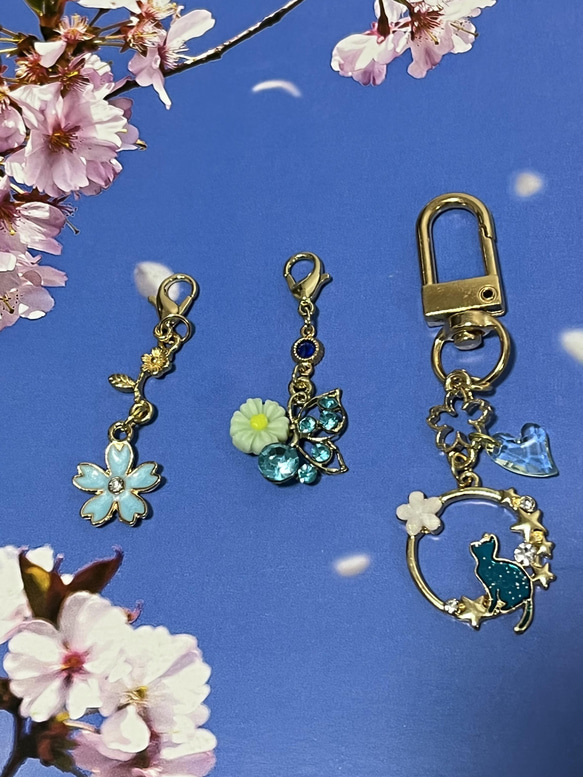 【 送料無料 】♡〈　Spring charm set  〉ブルー系カラーチャーム3点セット♡猫 蝶 桜の花びら 2枚目の画像