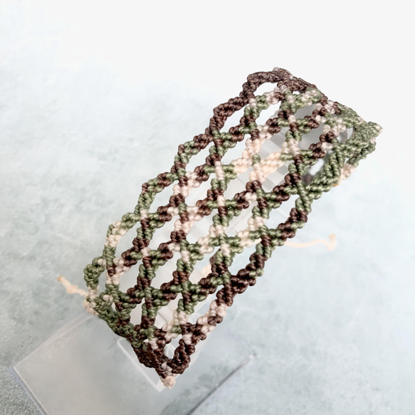 迷彩柄の透かし編み幅広手編みマクラメブレスレット 5枚目の画像
