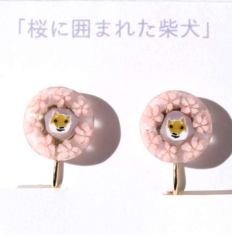 FACE+ 桜に囲まれた柴犬 イヤリング ガラス