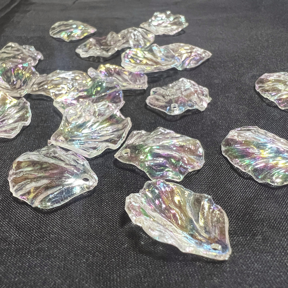 10個】花びら シェルチャーム きらきら 透明 樹脂 貝殻 オーロラ DIY