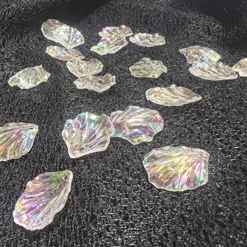 10個】花びら シェルチャーム きらきら 透明 樹脂 貝殻 オーロラ DIY
