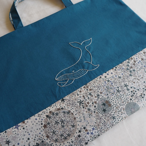 受注生産】クジラ刺しゅうレッスンバッグ リバティ アデラジャ