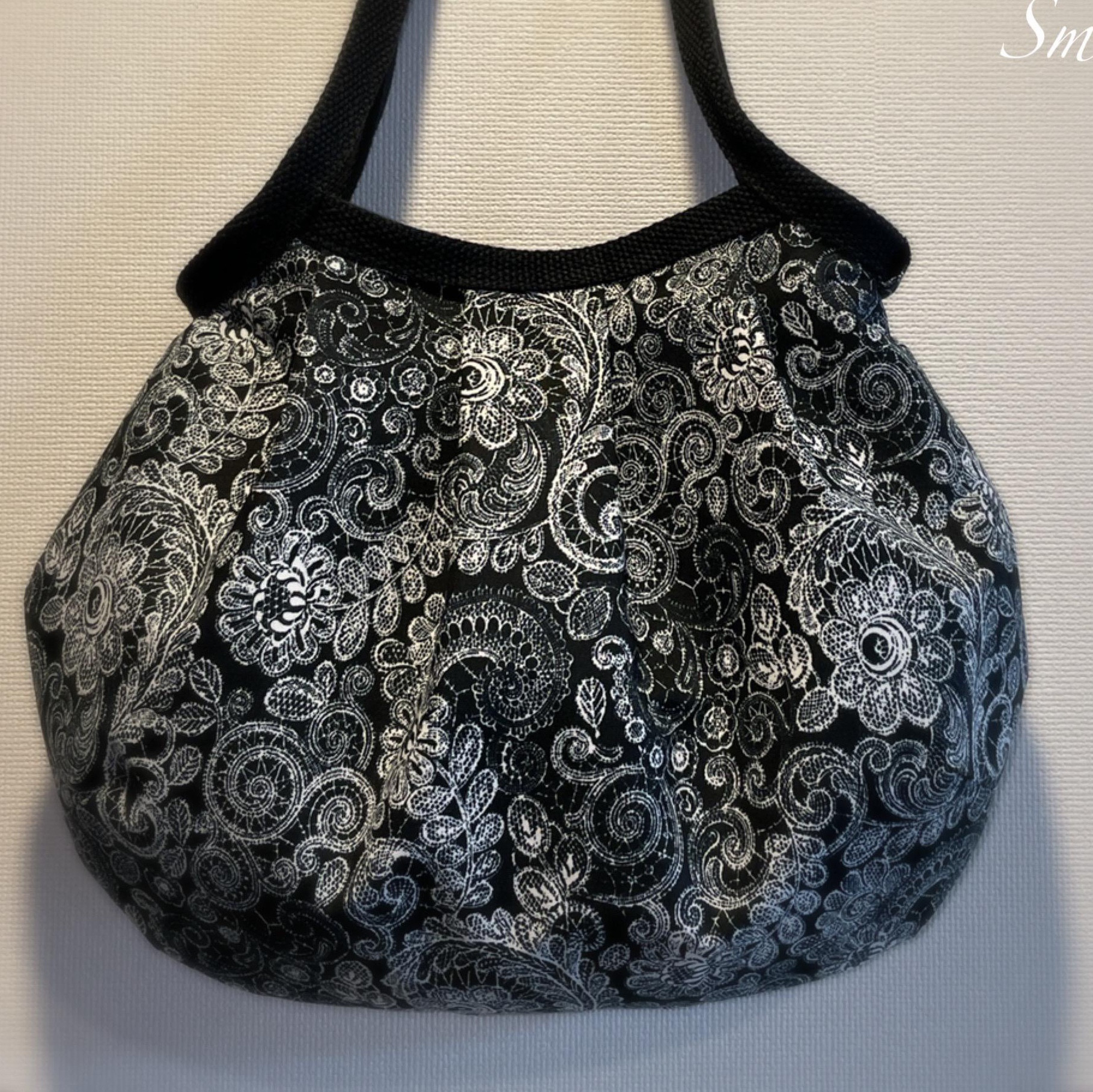 刺繍柄　グラニーバッグ　ハンドメイド コロンと可愛いショルダーグラニーバッグ エレガントな刺繍