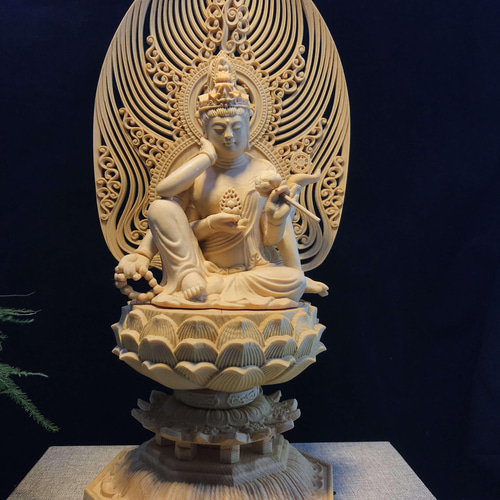 中国古美術『珍藏 牛角彫刻 蓮花観音像置物』仏教工芸 手彫り 細工 古玩 古美味 仏像 家庭用小型 木製座像 蓮の花を持つ観音菩薩像 観音、観音、観音像