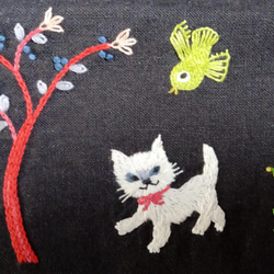 ☆一点物☆手刺繍リネンのポーチ（花畑お散歩猫ちゃん） 1枚目の画像