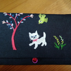 ☆一点物☆手刺繍リネンのポーチ（花畑お散歩猫ちゃん） 2枚目の画像
