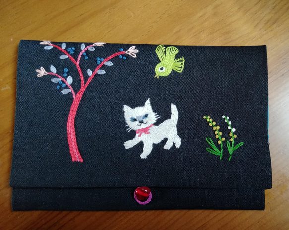 ☆一点物☆手刺繍リネンのポーチ（花畑お散歩猫ちゃん） 2枚目の画像