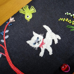 ☆一点物☆手刺繍リネンのポーチ（花畑お散歩猫ちゃん） 4枚目の画像