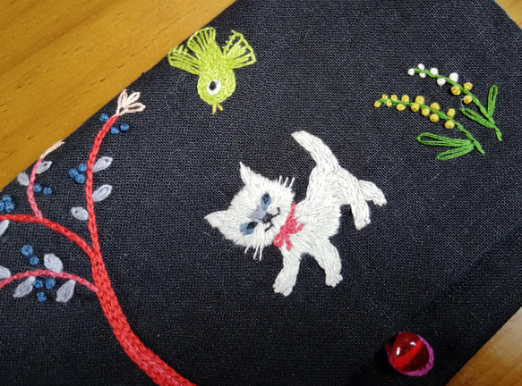 ☆一点物☆手刺繍リネンのポーチ（花畑お散歩猫ちゃん） 4枚目の画像