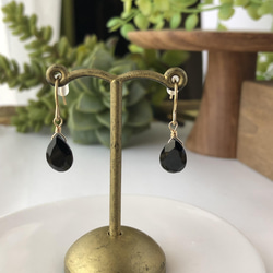 【silver925 18KGP】天然石ブラックスピネルのキラッとクールピアス(イヤリング) 1枚目の画像