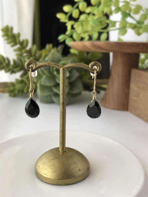 【silver925 18KGP】天然石ブラックスピネルのキラッとクールピアス(イヤリング) 1枚目の画像