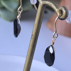 【silver925 18KGP】天然石ブラックスピネルのキラッとクールピアス(イヤリング) 2枚目の画像