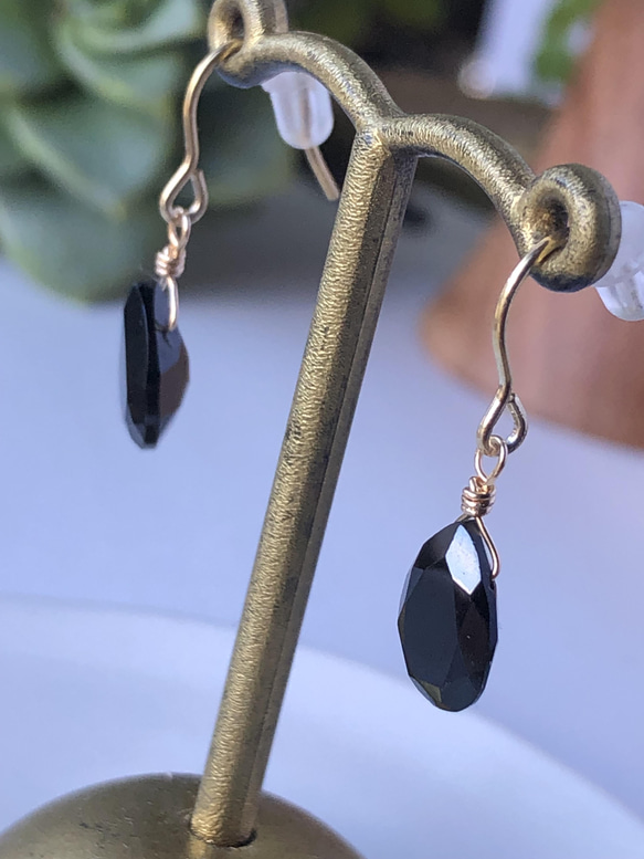 【silver925 18KGP】天然石ブラックスピネルのキラッとクールピアス(イヤリング) 2枚目の画像