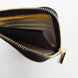 薄マチで使いやすい ハーフ財布 牛革 シュリンクブラック  コンパクト財布 squeeze スクィーズ 8枚目の画像