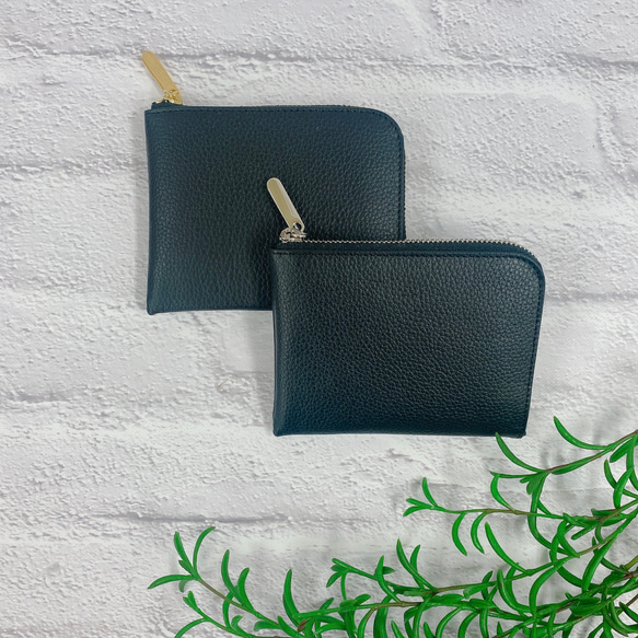 薄マチで使いやすい ハーフ財布 牛革 シュリンクブラック  コンパクト財布 squeeze スクィーズ 1枚目の画像