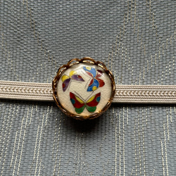 アンティーク薩摩ボタンの雅やかな蝶柄の帯留め「遊びせんとや・・・Ⅱ」 7枚目の画像