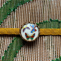 アンティーク薩摩ボタンの雅やかな蝶柄の帯留め「遊びせんとや・・・Ⅱ」 9枚目の画像