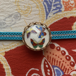 アンティーク薩摩ボタンの雅やかな蝶柄の帯留め「遊びせんとや・・・Ⅱ」 6枚目の画像