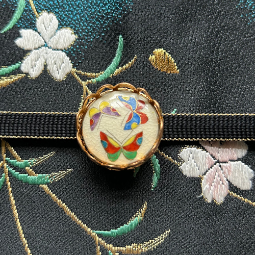 アンティーク薩摩ボタンの雅やかな蝶柄の帯留め「遊びせんとや・・・Ⅱ