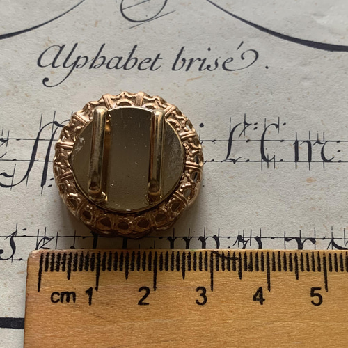 アンティーク薩摩ボタンの雅やかな蝶柄の帯留め「遊びせんとや