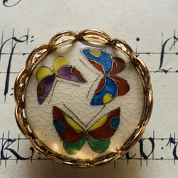 アンティーク薩摩ボタンの雅やかな蝶柄の帯留め「遊びせんとや・・・Ⅱ