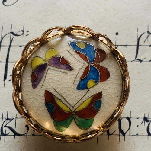 アンティーク薩摩ボタンの雅やかな蝶柄の帯留め「遊びせんとや・・・Ⅱ