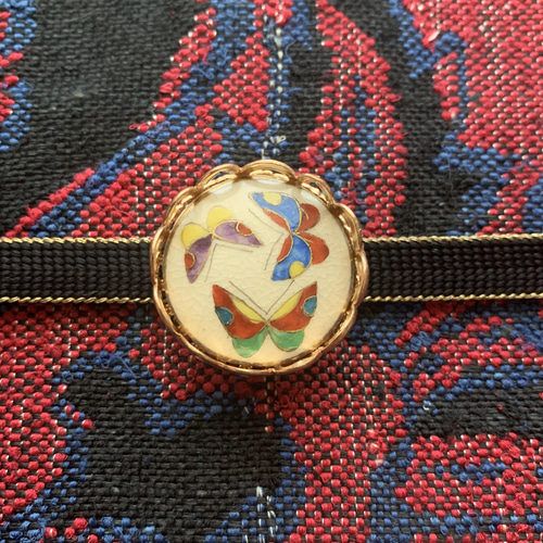 アンティーク薩摩ボタンの雅やかな蝶柄の帯留め「遊びせんとや