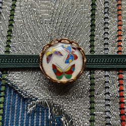 アンティーク薩摩ボタンの雅やかな蝶柄の帯留め「遊びせんとや・・・Ⅱ」 8枚目の画像