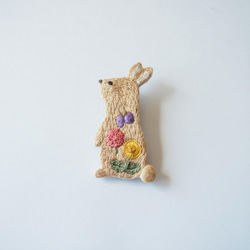 ［受注制作］ウサギの刺繍ブローチ（beige） 4枚目の画像