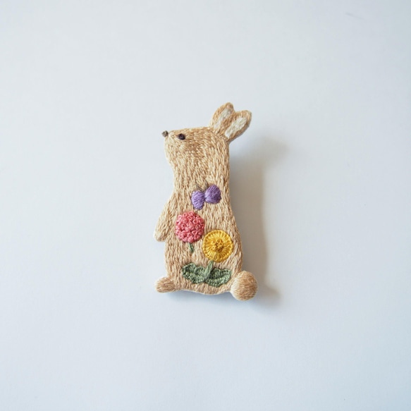 ［受注制作］ウサギの刺繍ブローチ（beige） 4枚目の画像
