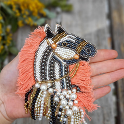 インド刺繍アップリケ(馬・たてがみピンク色・ビーズ刺繍・手刺繍・ハンドメイド素材) 2枚目の画像