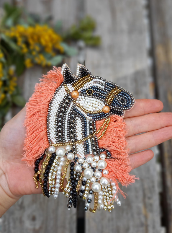 インド刺繍アップリケ(馬・たてがみピンク色・ビーズ刺繍・手刺繍・ハンドメイド素材) 2枚目の画像