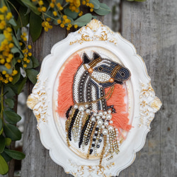 インド刺繍アップリケ(馬・たてがみピンク色・ビーズ刺繍・手刺繍・ハンドメイド素材) 1枚目の画像