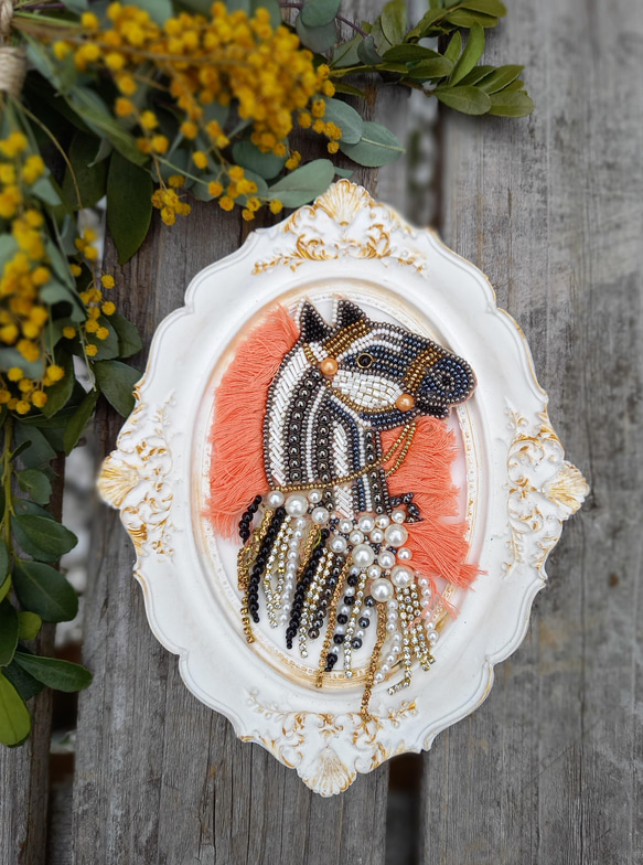 インド刺繍アップリケ(馬・たてがみピンク色・ビーズ刺繍・手刺繍・ハンドメイド素材) 1枚目の画像