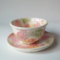 工房ゆずりは 茶菓セット デフォルメされたピンクの薔薇が綺麗なうつわ