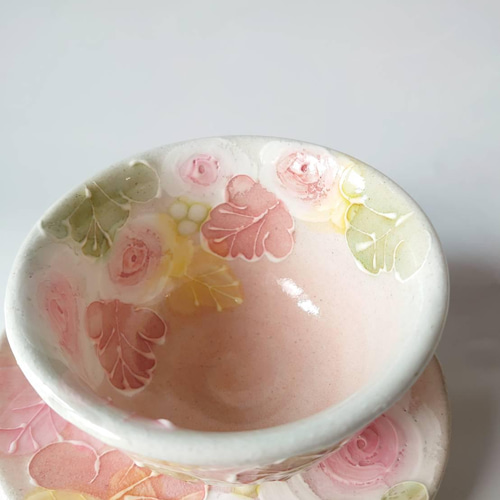 工房ゆずりは 茶菓セット デフォルメされたピンクの薔薇が綺麗なうつわ