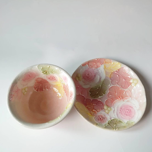 工房ゆずりは 茶菓セット デフォルメされたピンクの薔薇が綺麗なうつわ