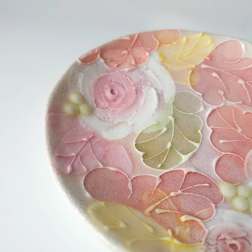 工房ゆずりは 茶菓セット デフォルメされたピンクの薔薇が綺麗なうつわ