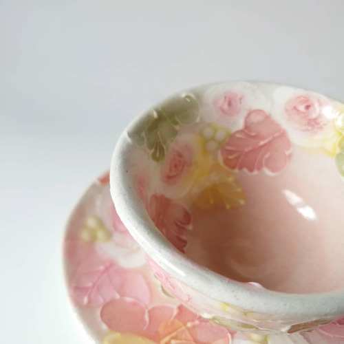 工房ゆずりは 茶菓セット デフォルメされたピンクの薔薇が綺麗な