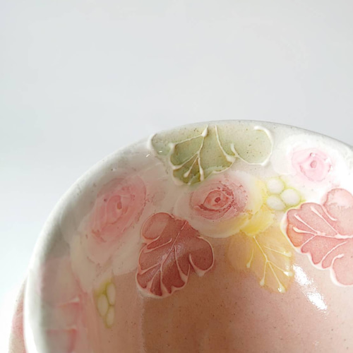 工房ゆずりは 茶菓セット デフォルメされたピンクの薔薇が綺麗なうつわ