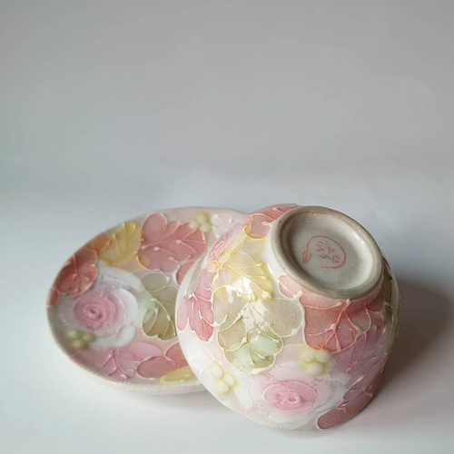 工房ゆずりは 茶菓セット デフォルメされたピンクの薔薇が綺麗なうつわ