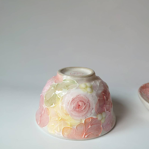 工房ゆずりは 茶菓セット デフォルメされたピンクの薔薇が綺麗なうつわ