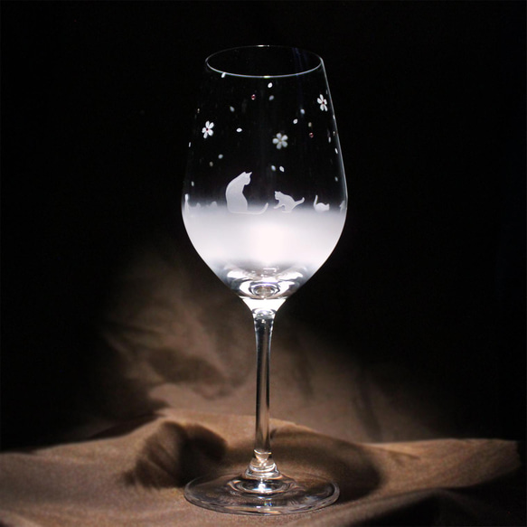 【桜舞う季節 / ワイングラス】猫モチーフのワイングラス　★名入れ加工対応品（有料） 5枚目の画像