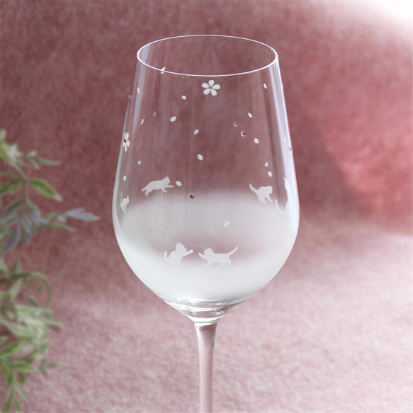【桜舞う季節 / ワイングラス】猫モチーフのワイングラス　★名入れ加工対応品（有料） 3枚目の画像